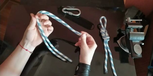 Як зав'язати вузол «вісімка петлею»: зробіть петлю з подвійної мотузки, поклавши її на палець