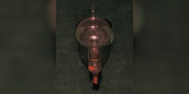 Оригінальна лампочка з вугільною ниткою з магазину Томаса Едісона в Менло-Парку