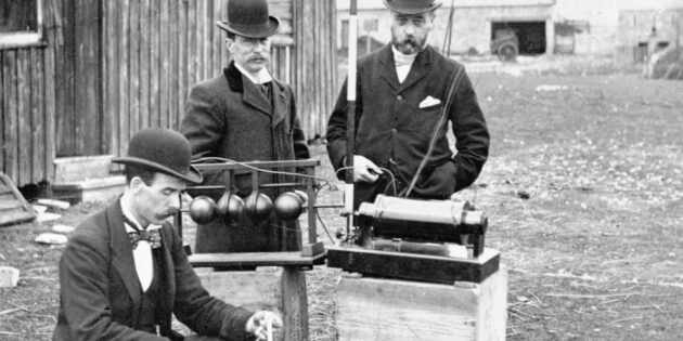 Інженери поштового відділення Великобританії з апаратурою Марконі на острові Флет-Холм у Брістольській затоці