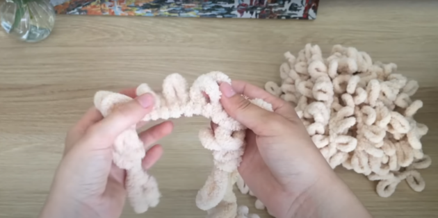 Как связать объёмный шарф без спиц. Продевайте петли следующего ряда в соответствующие петли предыдущего