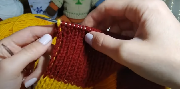 Как связать шарф из разноцветных поперечных полос. Провяжите кромочную петлю нитью желтого цвета