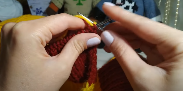 Как связать шарф из разноцветных поперечных полос. Переведите обе нити за вязание