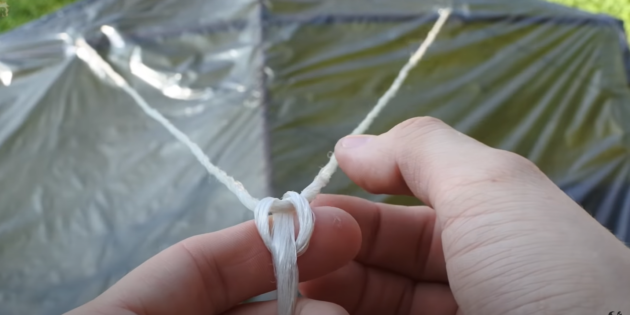 Як зробити повітряного змія своїми руками: закріпіть середній промінь повітряного змія петлею, що ковзає