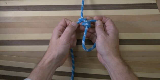 Як зав'язати затяжний мічманський вузол: вузол легко гулятиме по мотузці, а під навантаженням — затягуватися самостійно