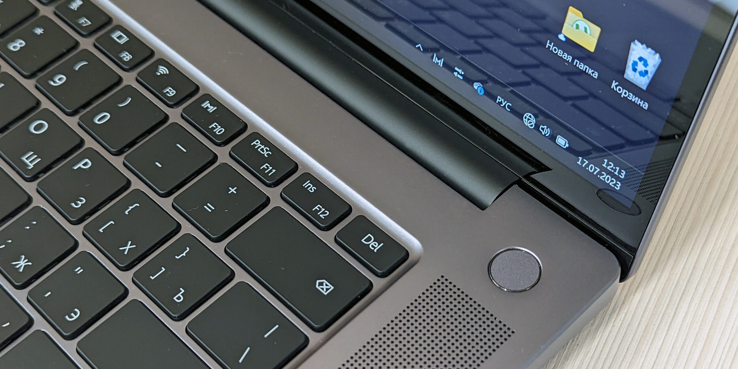 Huawei MateBook 16s 2023: кнопка живлення зі сканером відбитків пальців
