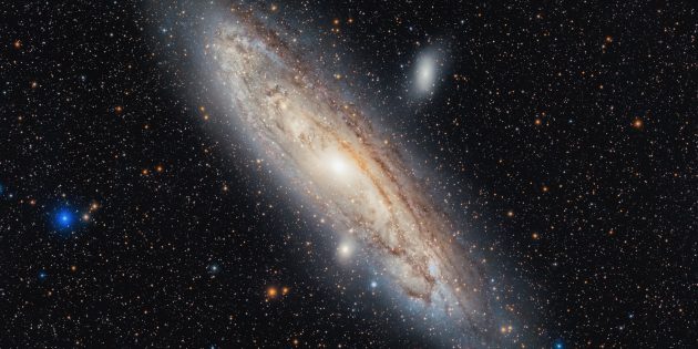 Галактика Андромеди у природних кольорах
